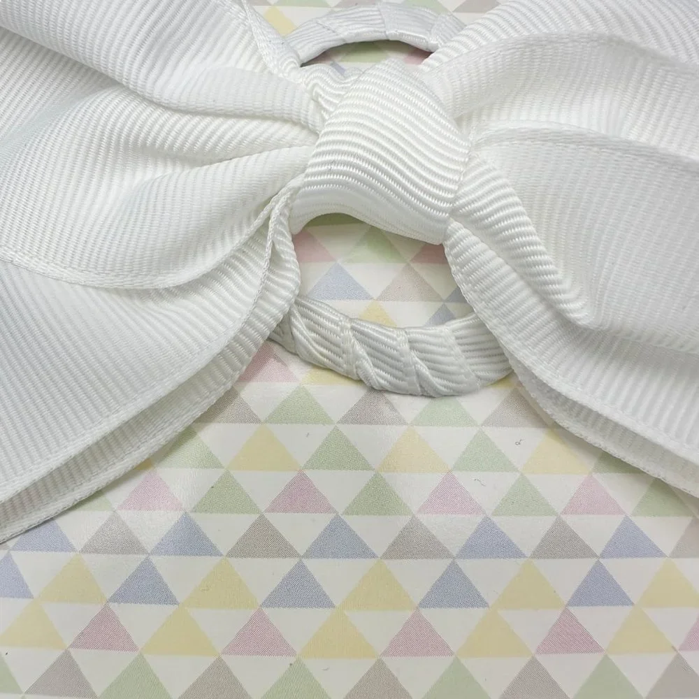 Simplicity Grosgrain Bows Set of 6 White With Heart Clips on Back Hair Packages